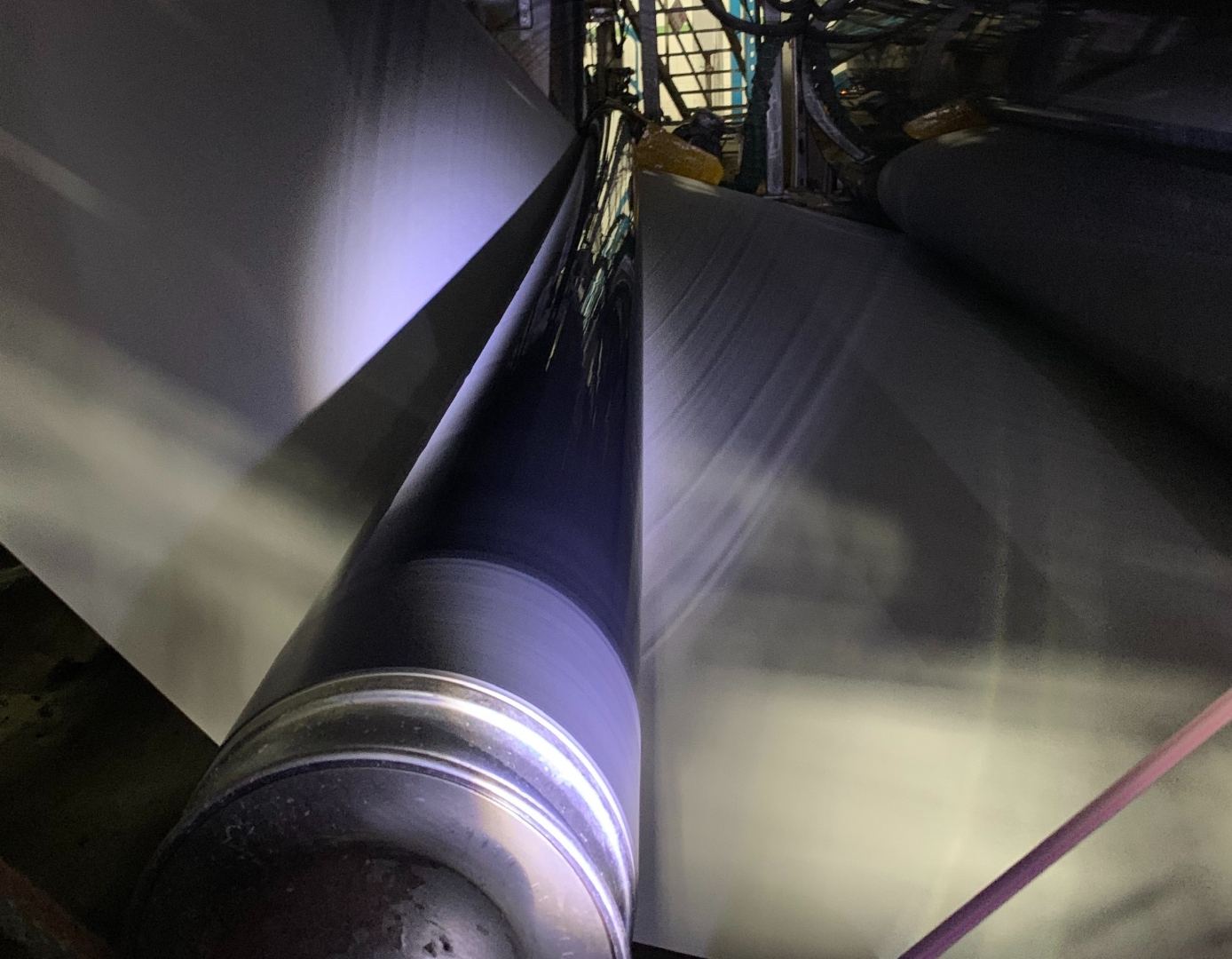 Fluoron non-stick roll cover operating cleanly in production